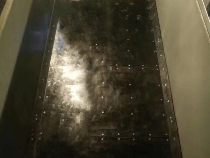 困擾司機(jī)師傅的車底粘黏？安陽宏誠自卸車車底滑板解決你的困擾！