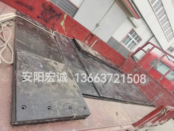 自卸車車底滑板發(fā)貨南寧，安陽宏誠自卸車車底滑板卸車沒煩惱！